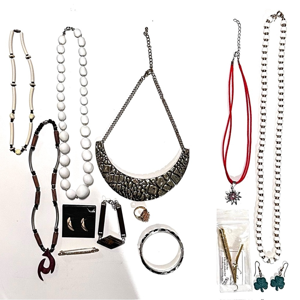 32pcs Vintage Jewelry Bundle Lot Necklace Beads Brooch Ring Earrings Bracelet - Picture 14 of 16